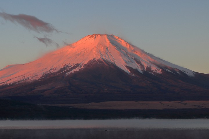 山中湖の早朝は、真っ赤な富士山が見られます。