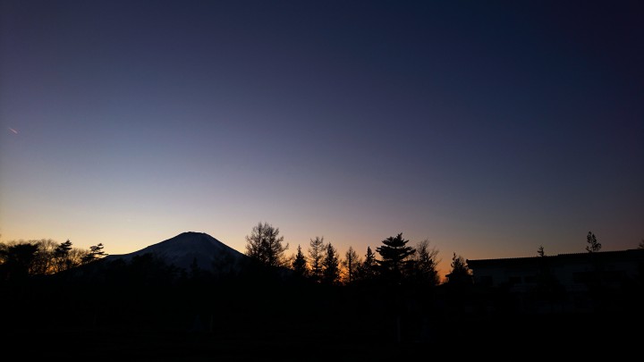 テニスコートからの富士山、きれいなシルエットでした。