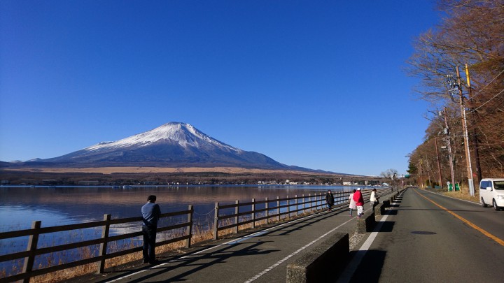 真っ青の空に富士山が見える山中湖です。