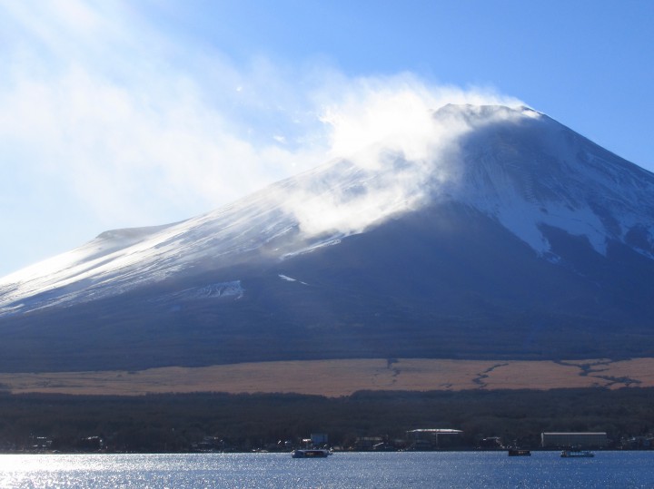 山中湖からでも分かるほど、富士山は大荒れです。