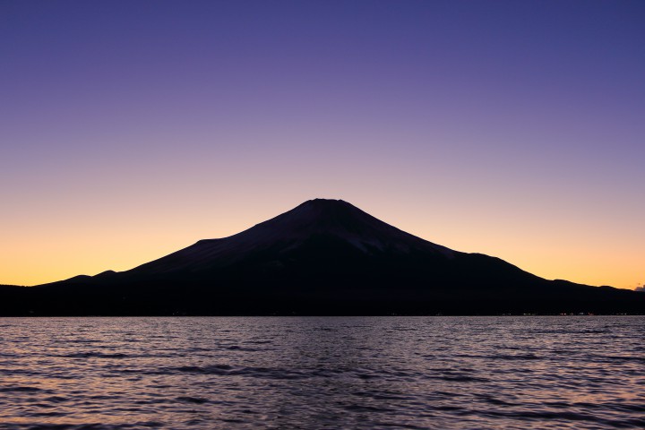今日の日没富士山は紫色です。神秘の山です。