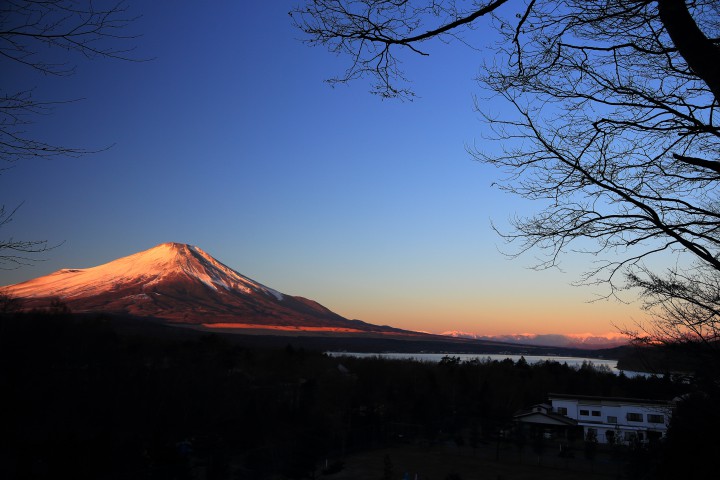 テニスコートから紅富士。絶景でした。