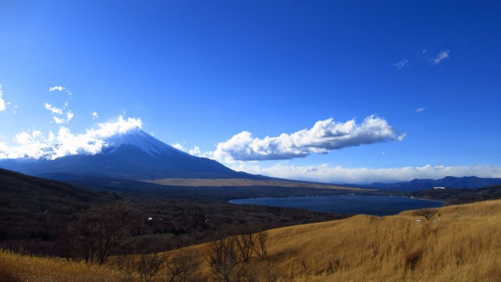 明神峠からの絶景です。富士山と山中湖が一望できます。