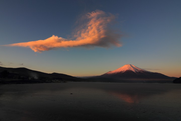 凍った山中湖に映る紅富士