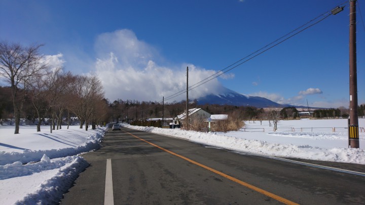 山中湖周辺道路はきれいに除雪されました。
