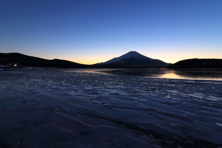山中湖の平野側では結氷しています。ここからの富士山がきれいです。