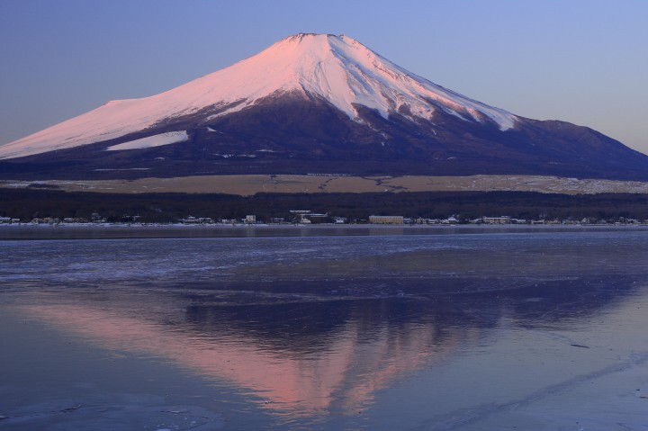 今朝の山中湖は-17℃。富士山は余り紅くなりませんでしたが、綺麗な逆さ富士でした。