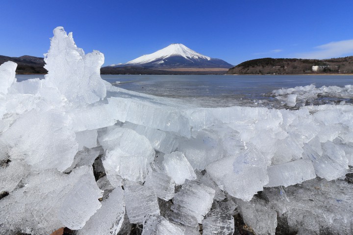 浜に打ち上げられた山中湖の氷