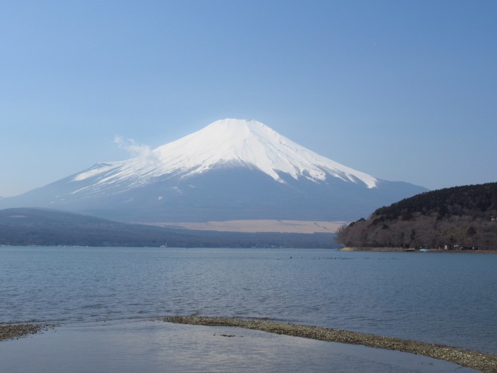 朝の富士山はくっきり、日中は霞んだ富士山が見える山中湖です。