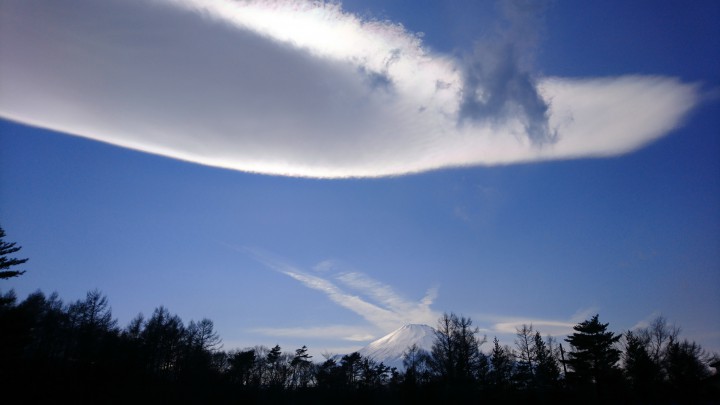 富士山の上に大きな吊し雲