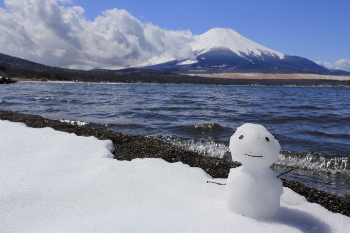 山中湖で富士山をバックに雪だるまを作ってみました。