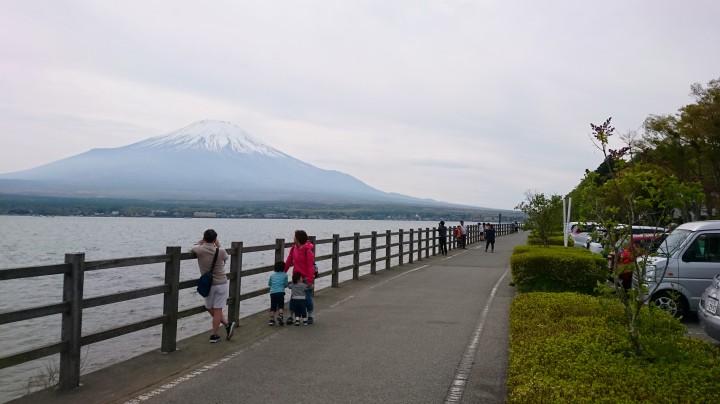 山中湖の親水公園に富士山を見に来ました。無料駐車場は混雑しています。