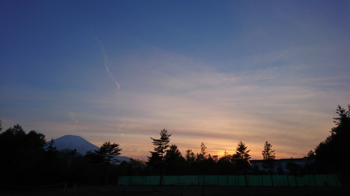 今日から5月。テニスコートから見るたそがれ富士山を見ながらコート整備です。