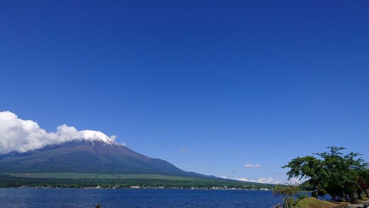 今日から6月。山中湖は久しぶりの青空です。