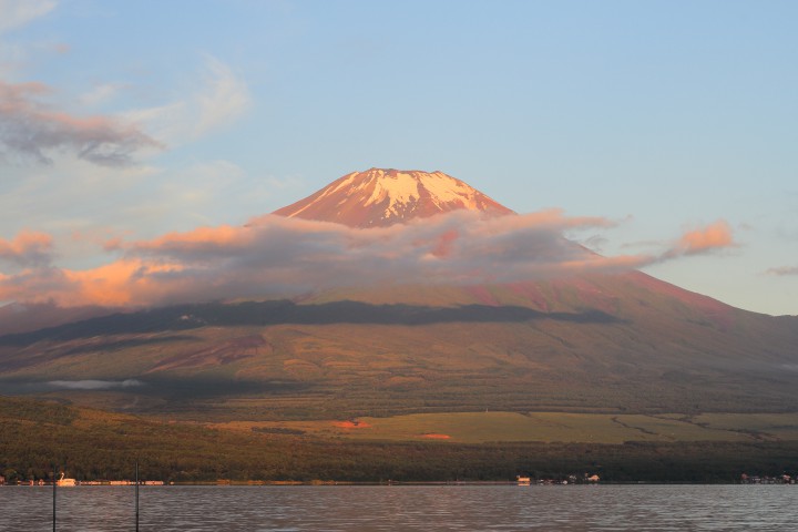 ほんのり赤くなった早朝の富士山