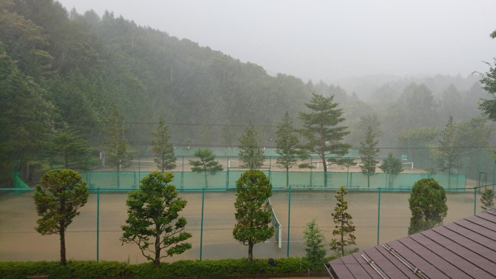 台風20号、山中湖はものすごい暴風雨です。夜になってもすごい風です。