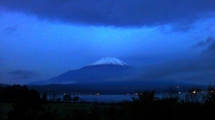 富士山「初雪化粧」宣言がありました。