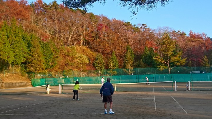 いらっしゃいませ。紅葉に囲まれたテニスコートで楽しんで下さい