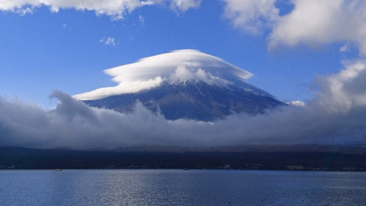 12月なのに10月上旬の気温の山中湖、富士山に傘雲が掛かりました。