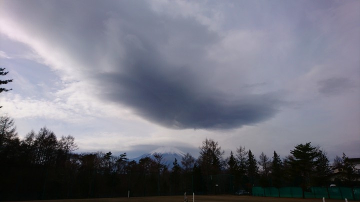 富士山に傘雲とつるし雲が現れました。