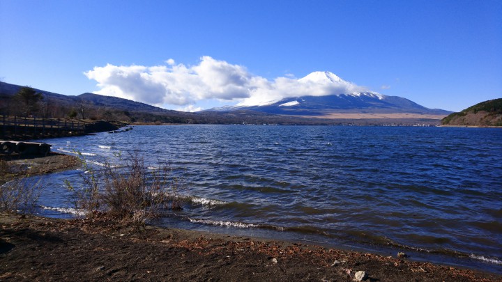 山中湖は、富士山くっきりの青空でした。