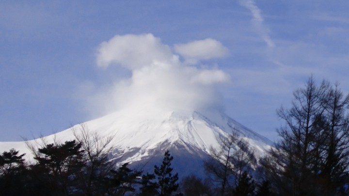 日中はポカポカの山中湖でした。富士山も少し霞んでました。