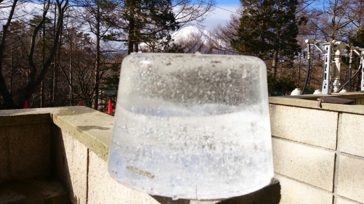 バケツの水が完全に凍ってます。