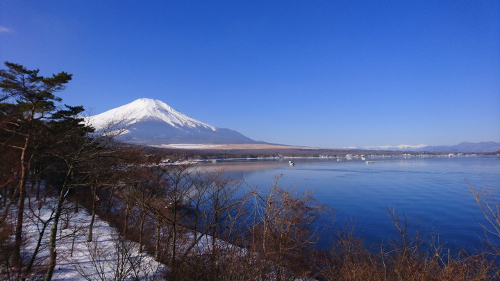 ポカポカで季節外れの山中湖は、富士山がきれいです。