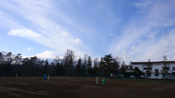 テニスコートから富士山を撮りました。