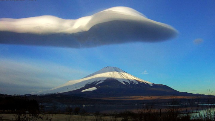 山中湖に、面白い形のつるし雲が現れました。