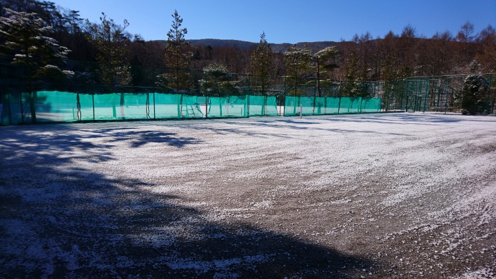 今日は雪と霜でテニスコートが凍りました。