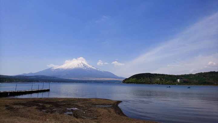 良く晴れた山中湖は6月下旬並みの陽気でした。
