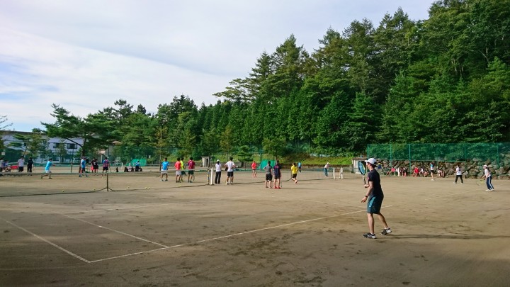 台風一過の合宿6日目、真夏の中でのテニスとなりました。