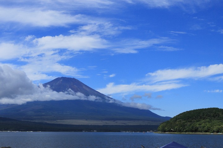 今日は秋晴れ、富士山は真っ青できれいです。