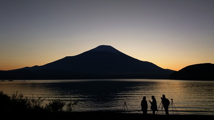 とても幻想的です、夕暮れ時の富士山！