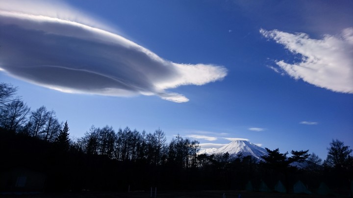 富士山上空に巨大なUFOみたいなつるし雲が現れました。