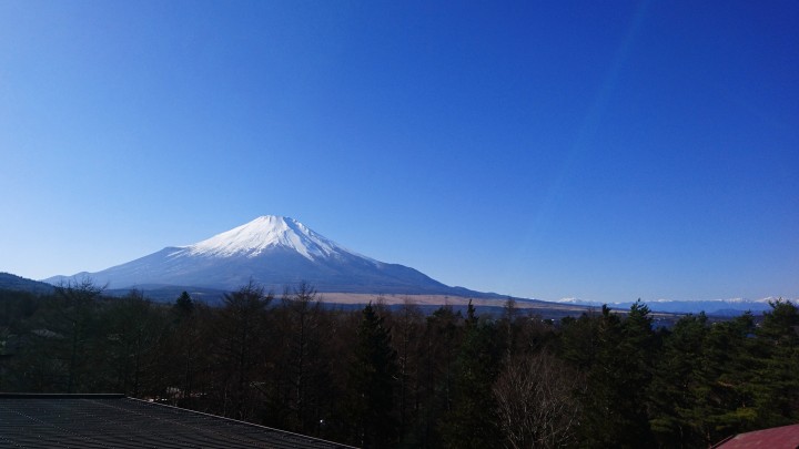 屋根の上から富士山を撮りました。