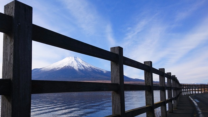サイクリングロードと富士山