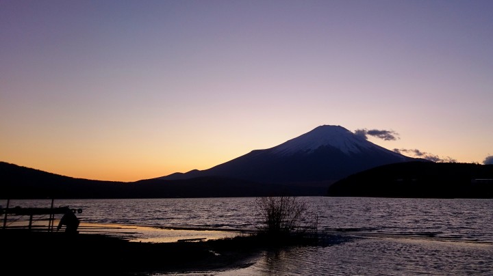 夕暮れ富士山がとても幻想的な山中湖です。