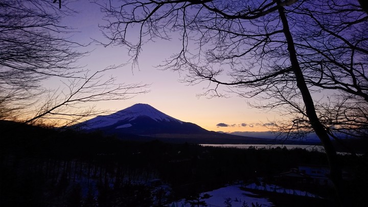 共立テニスロッヂ展望台からの夕暮れ富士山です。
