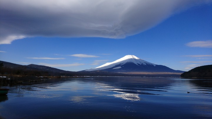 富士山を覆う巨大な雲が出現しました。