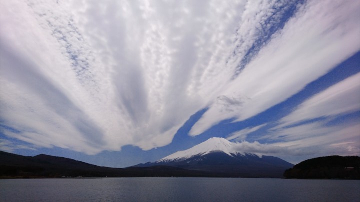 富士山に延びる、奥行きのある雲が出現しました。
