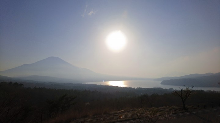 パノラマ台から見える霞んだ富士山と山中湖