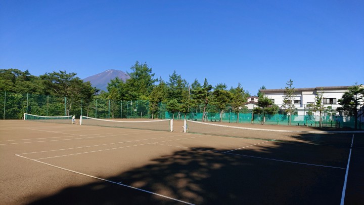 富士山とテニスコート