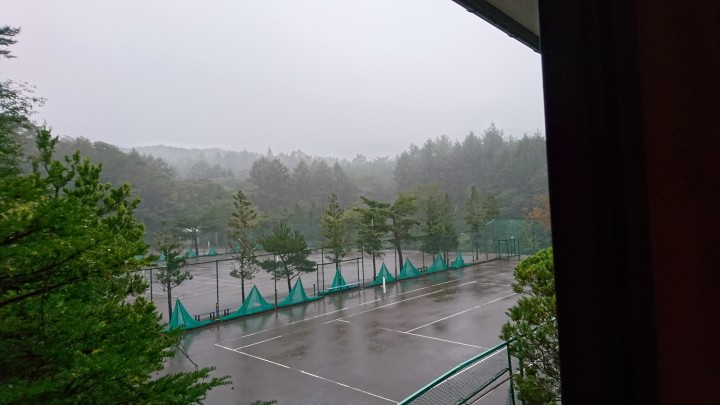 台風14号接近により、大雨の山中湖です。