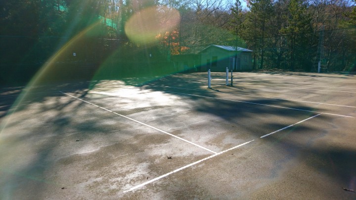 テニスコートに霜、今シーズンのテニスコートはクローズとなります。