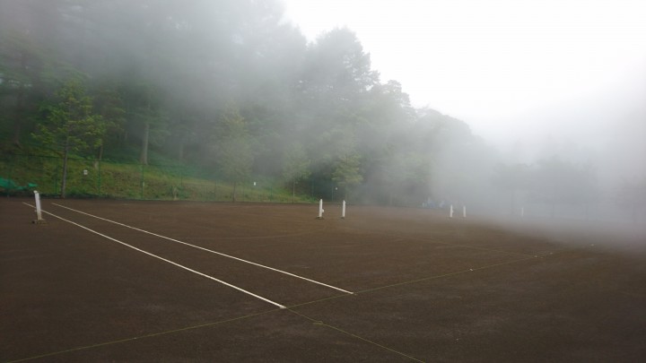 雲の中でテニスコート作り