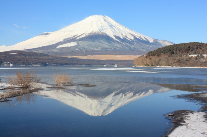 山中湖の氷がだいぶ溶けました　−逆さ富士−