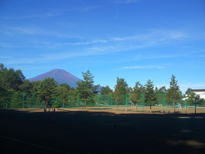 テニスコートから富士山を望みました