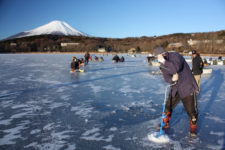 氷上にワカサギ釣り用の穴をあけてます　☆山中湖平野合宿情報☆